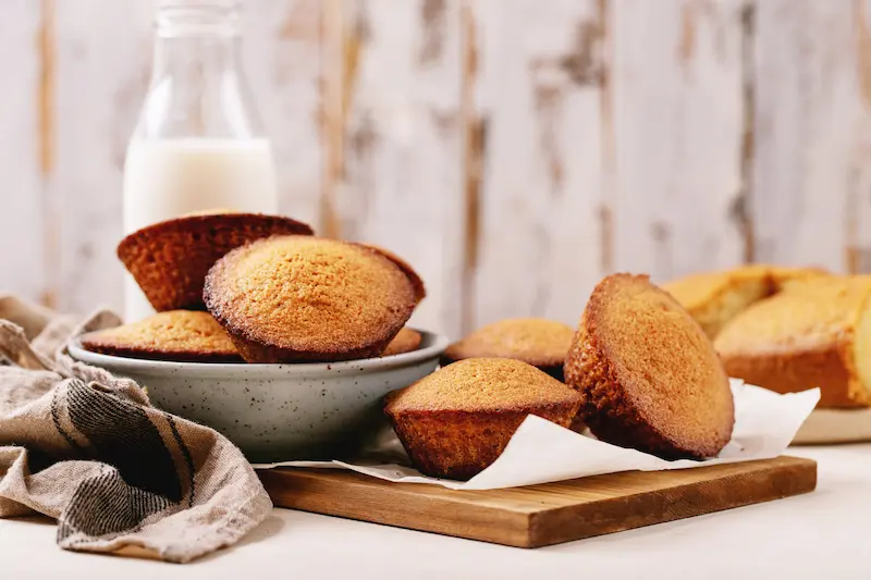 Financiers aux blancs d’œufs servis au goûter avec un verre de lait